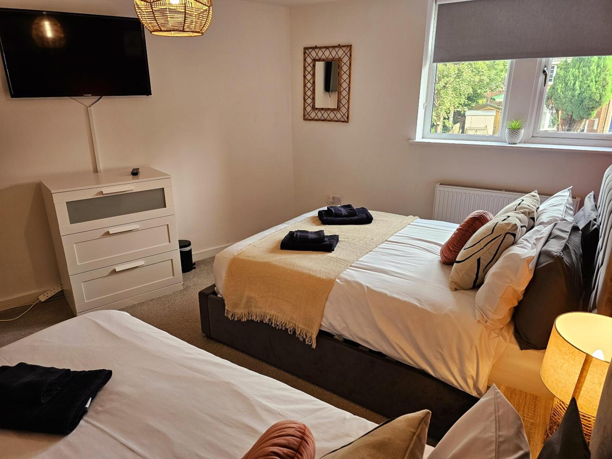 Homebird Property - Epsom Apartment ฮาร์โรเกต ภายนอก รูปภาพ