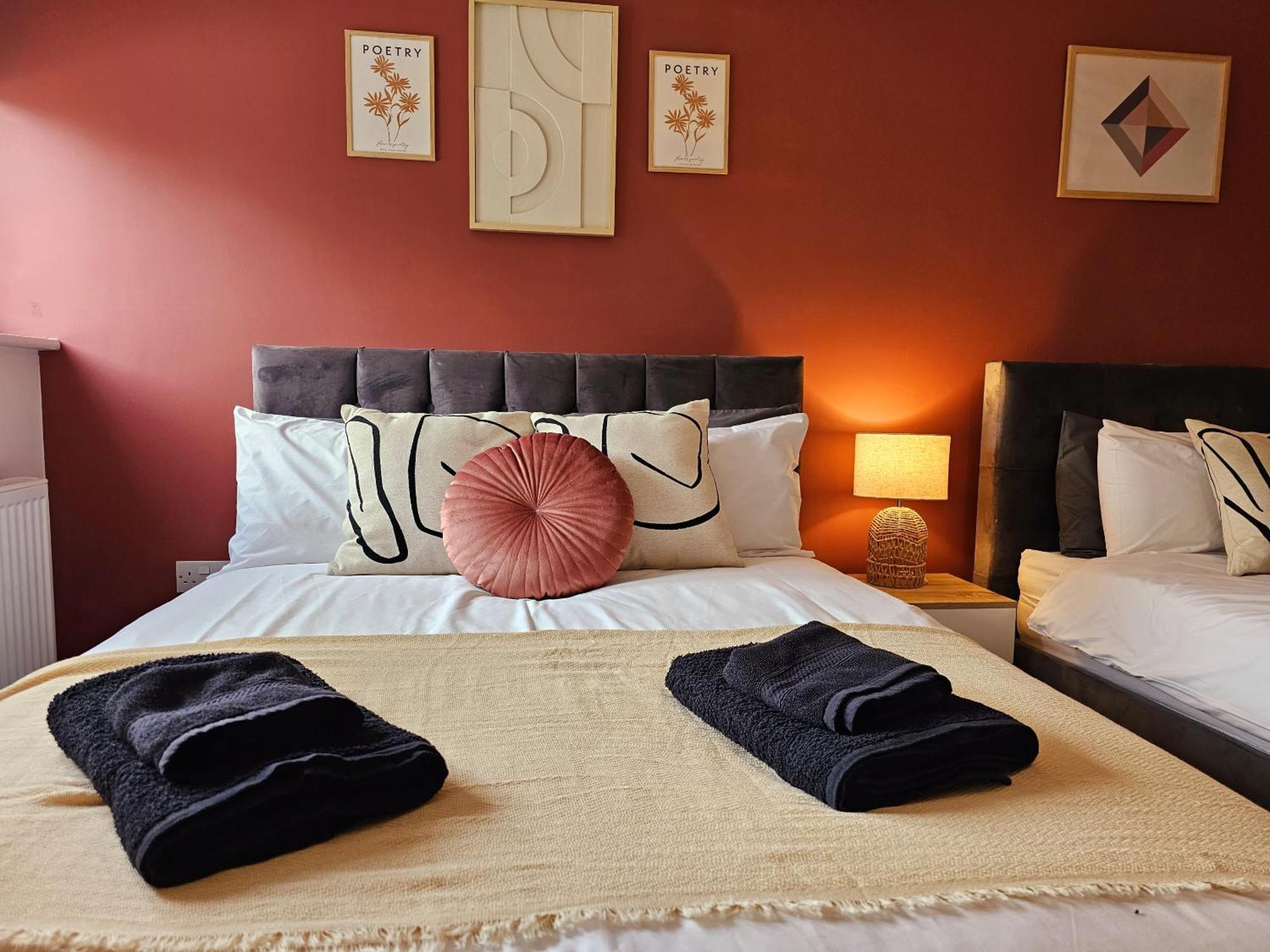 Homebird Property - Epsom Apartment ฮาร์โรเกต ภายนอก รูปภาพ