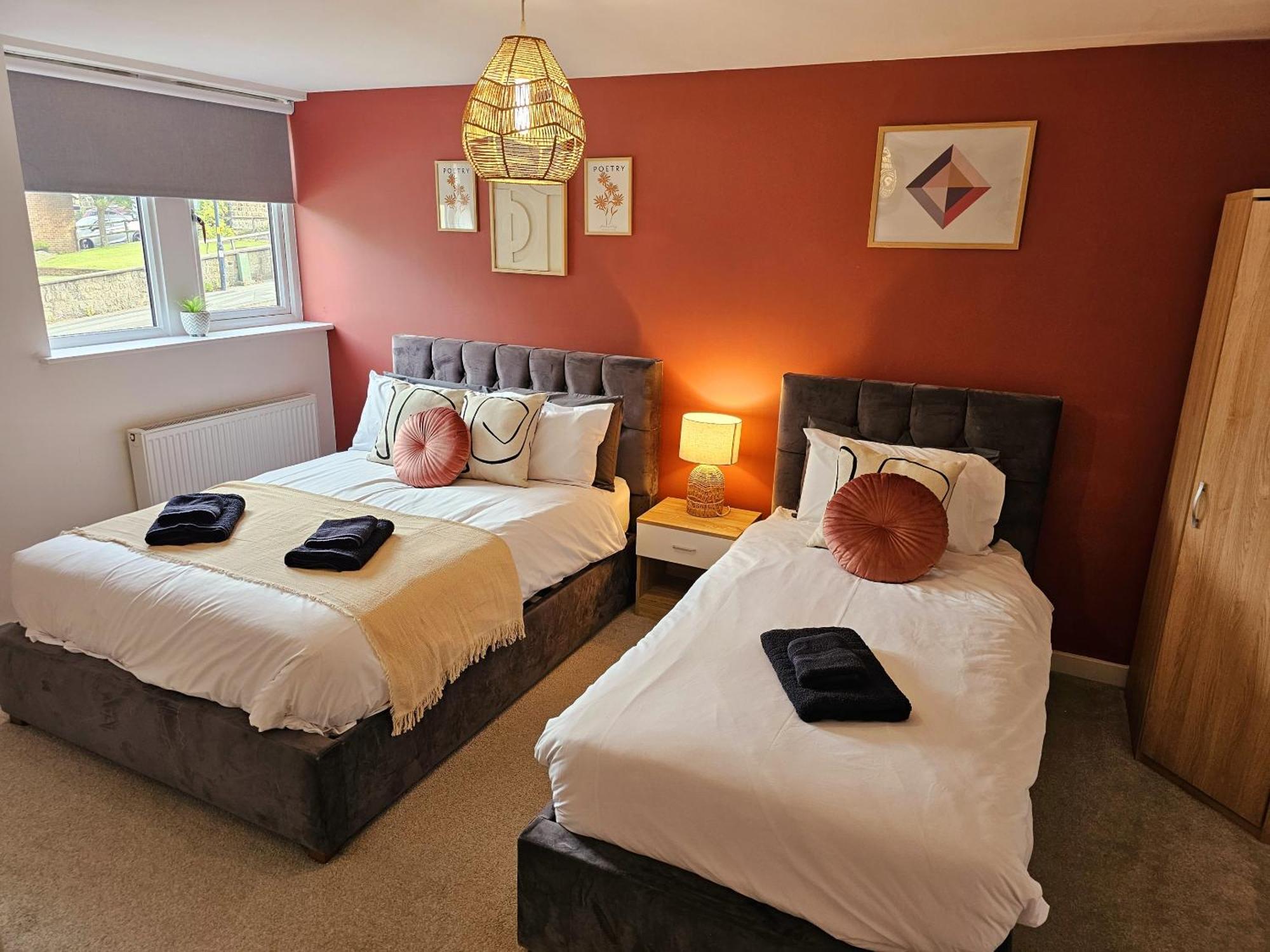 Homebird Property - Epsom Apartment ฮาร์โรเกต ภายนอก รูปภาพ